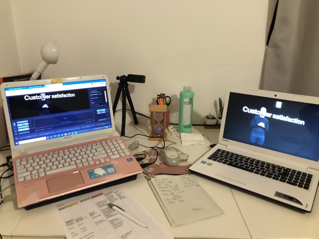 Interpretación en tiempo real un evento tecnológico internacional transmitido en vivo