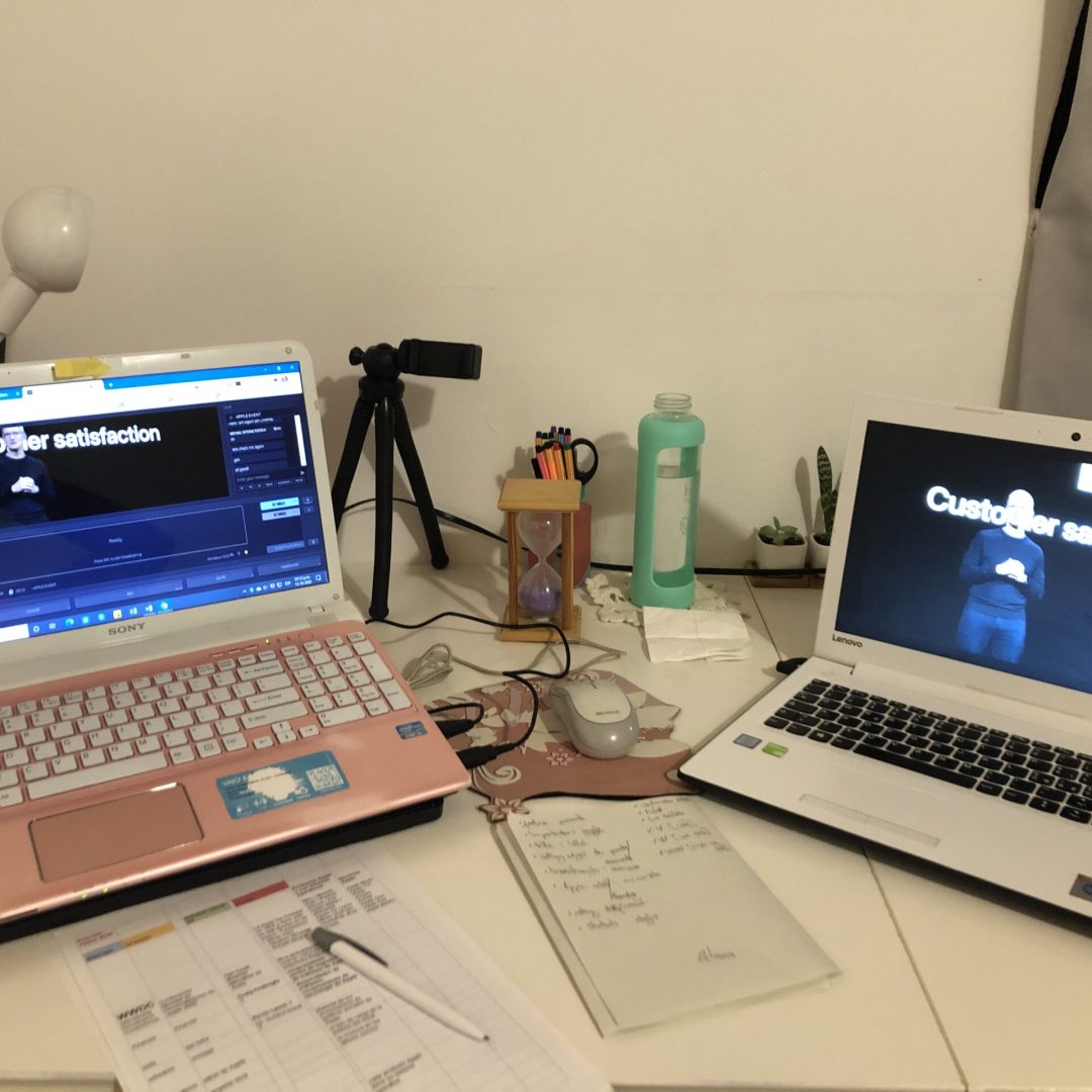 Interpretación en tiempo real un evento tecnológico internacional transmitido en vivo